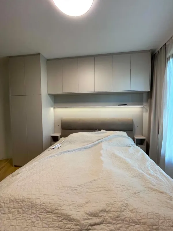 Skrinky nad posteľou s LED podsvietením a vysoká šatníková skriňa
