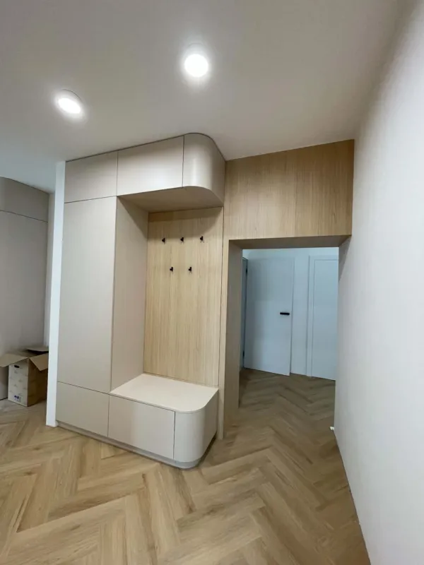 Predsieňová zostava s oblými hranami, vešiakmi a lavicou na topánky