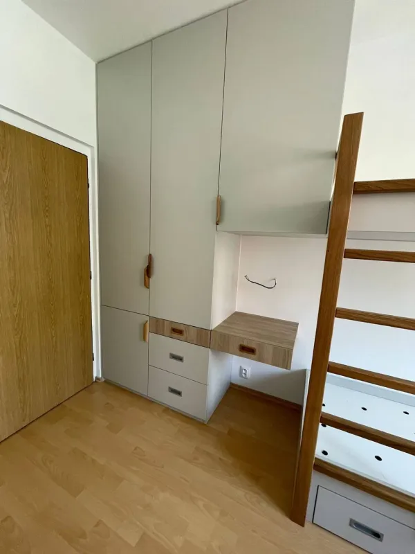 Skriňa so závesným stolíkom a drevený rebrík k poschodovej posteli
