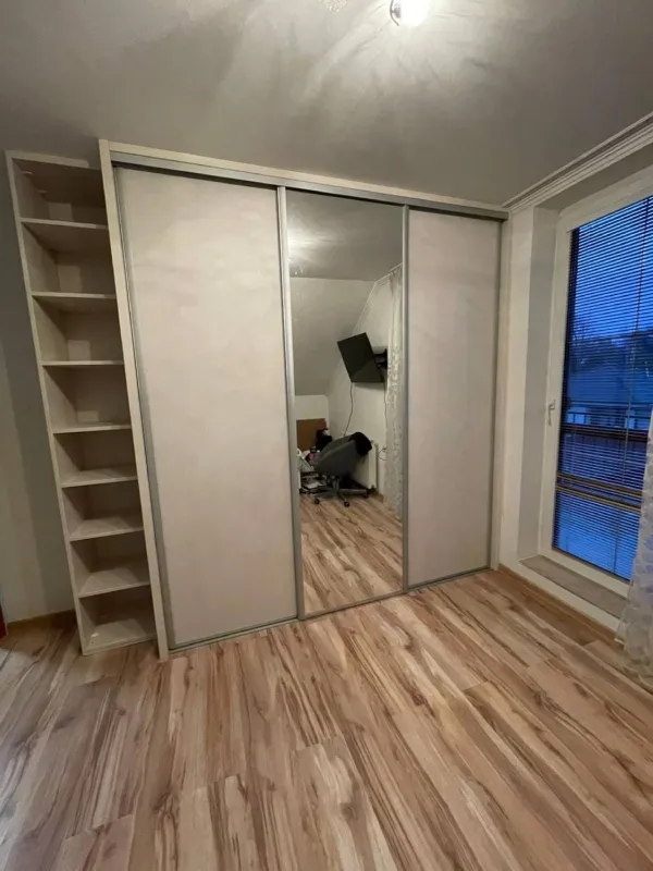 Vstavaná skriňa s posuvnými dverami so zrkadlom a bočným regálom