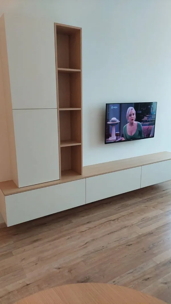 Biela TV zostava s drevenými policami a nízkou závesnou skrinkou