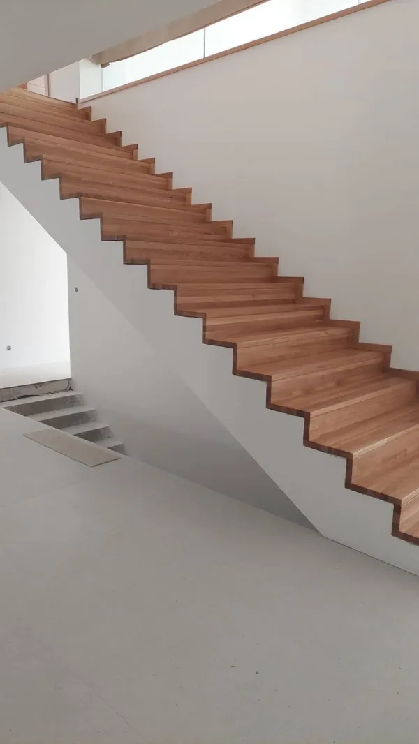 Samonosné schodisko s dubovými stupňami bez zábradlia