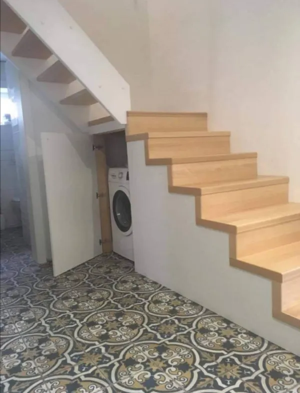 Obklad schodiska z dubu a skrine pod schodmi s miestom na práčku
