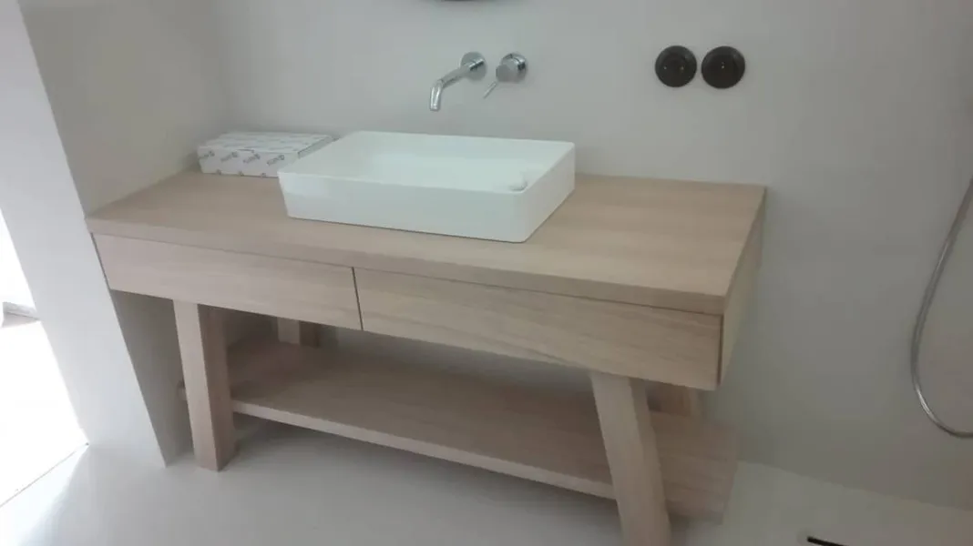 Kúpeľňová konzola z bieleného dreva so zásuvkou a policou pod umývadlo