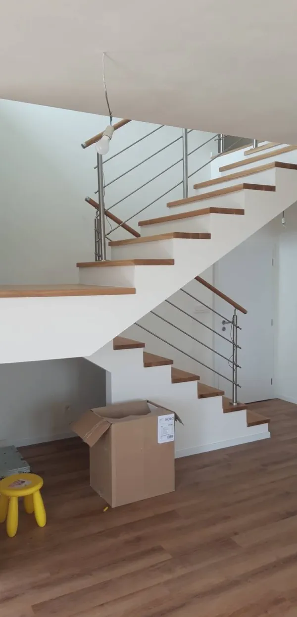 Schodisko s drevenými stupňami a nerezovým zábradlím